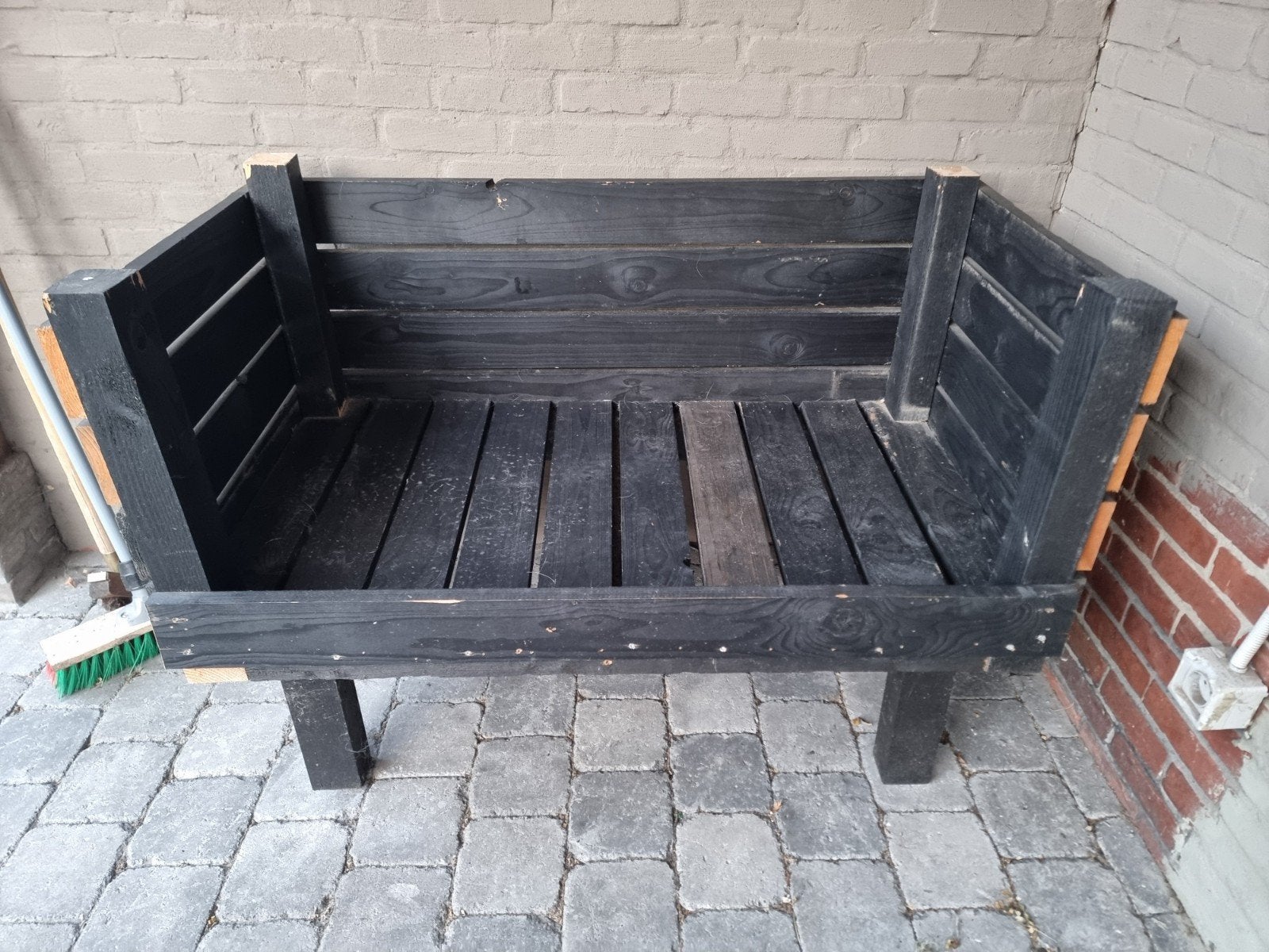 Houten hondenbed, Enlèvement