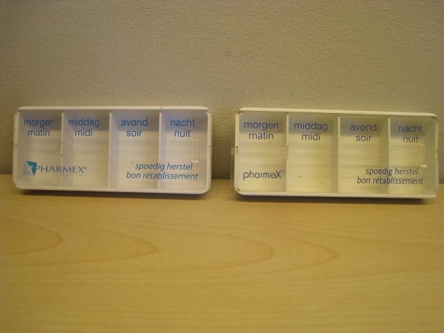 2x pillendoos voor 1 dag. Dagdoseerder voor uw medicamenten., Diversen, Ophalen