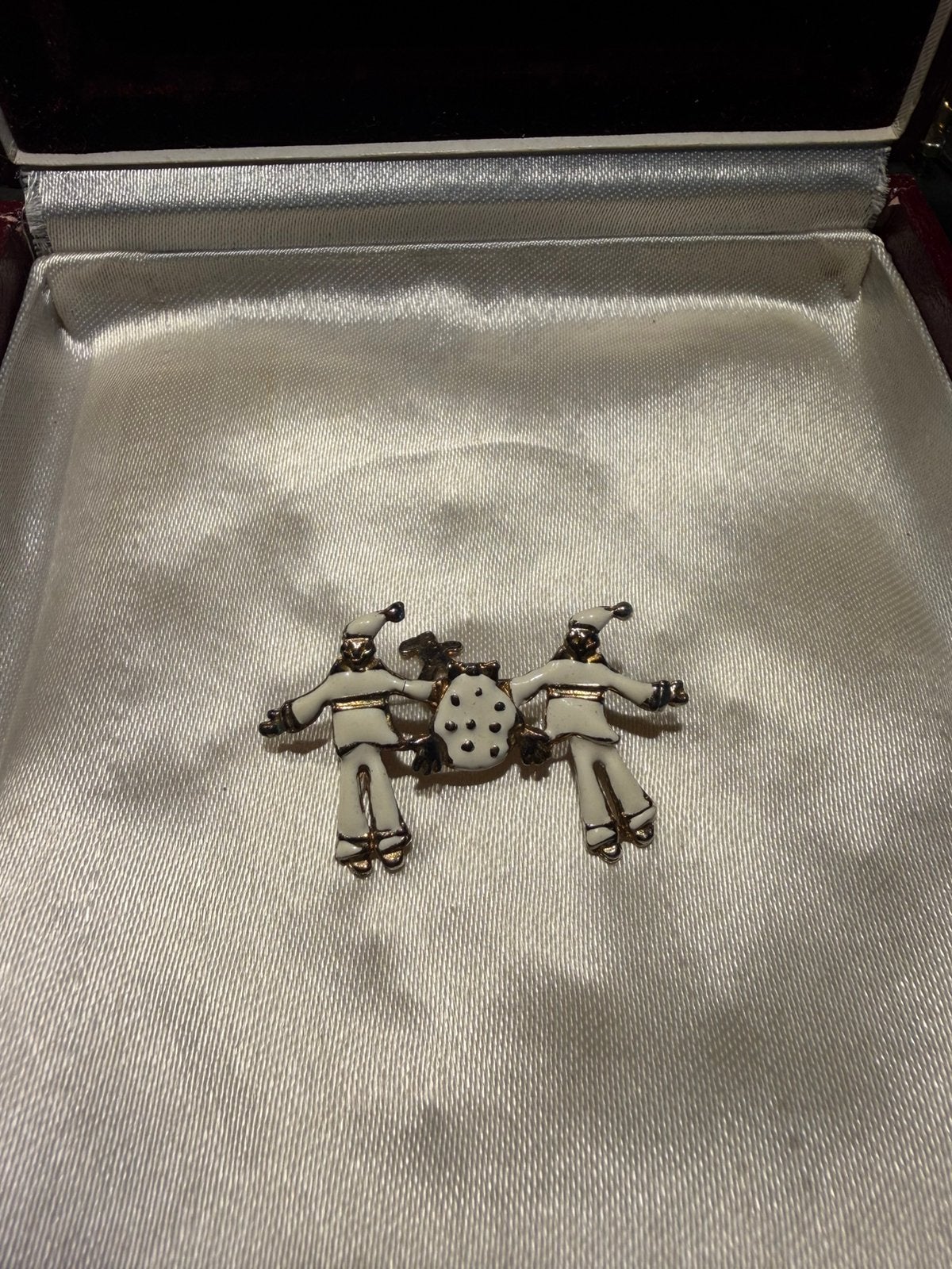 Vintage broche clowns, Enlèvement