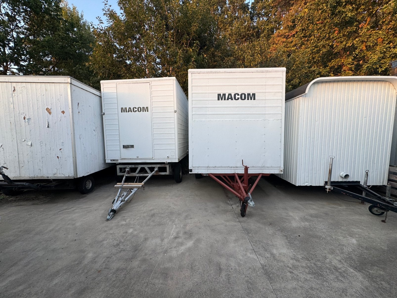 2 toiletwagens, 1 douchewagen en 1 casco, Ophalen