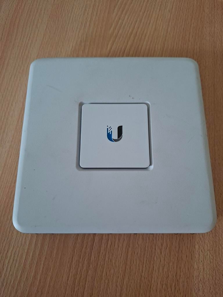 Usg unifi router, Ophalen of Verzenden, Gebruikt, Router, Ubiquiti Unifi