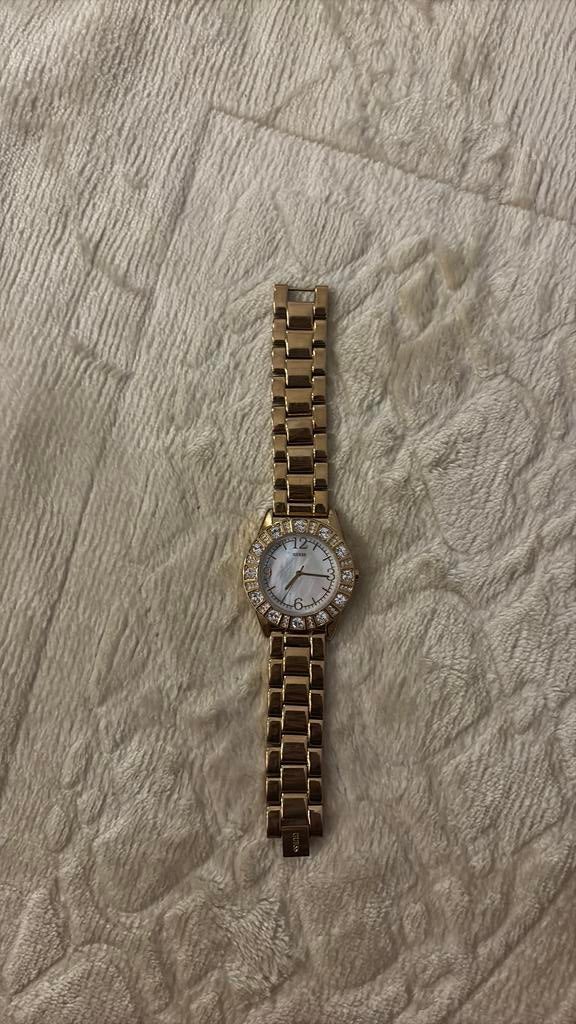 Horloge raden, Handtassen en Accessoires, Verzenden, Gebruikt, Guess