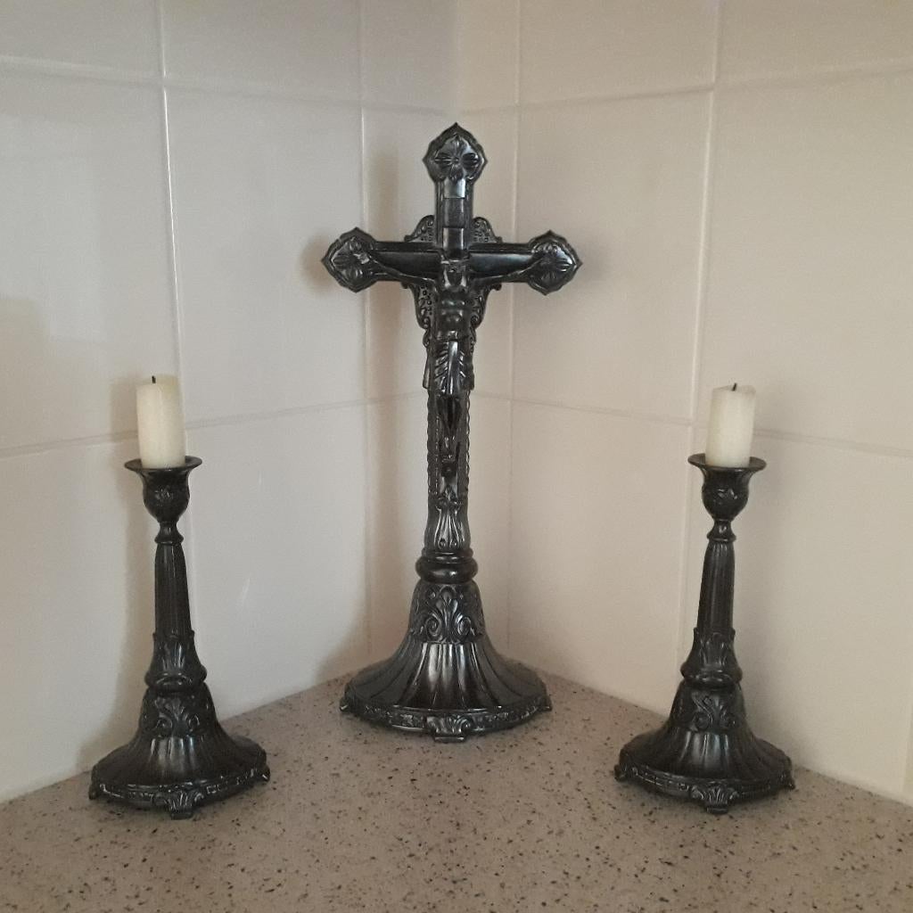 Antiek Kruisbeeld met 2 Antieke Kaarsen Kandelaars, Antiek en Kunst, Antiek | Religieuze voorwerpen, Ophalen of Verzenden