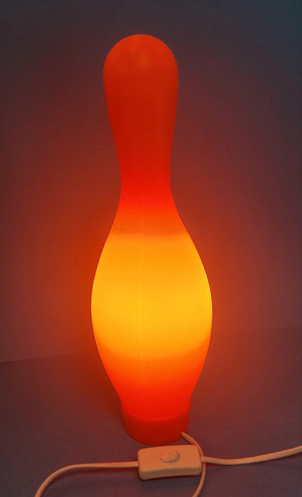 Bowling pinlamp, Huis en Inrichting, Lampen | Tafellampen, Zo goed als nieuw, Oranje, Design, Ophalen of Verzenden