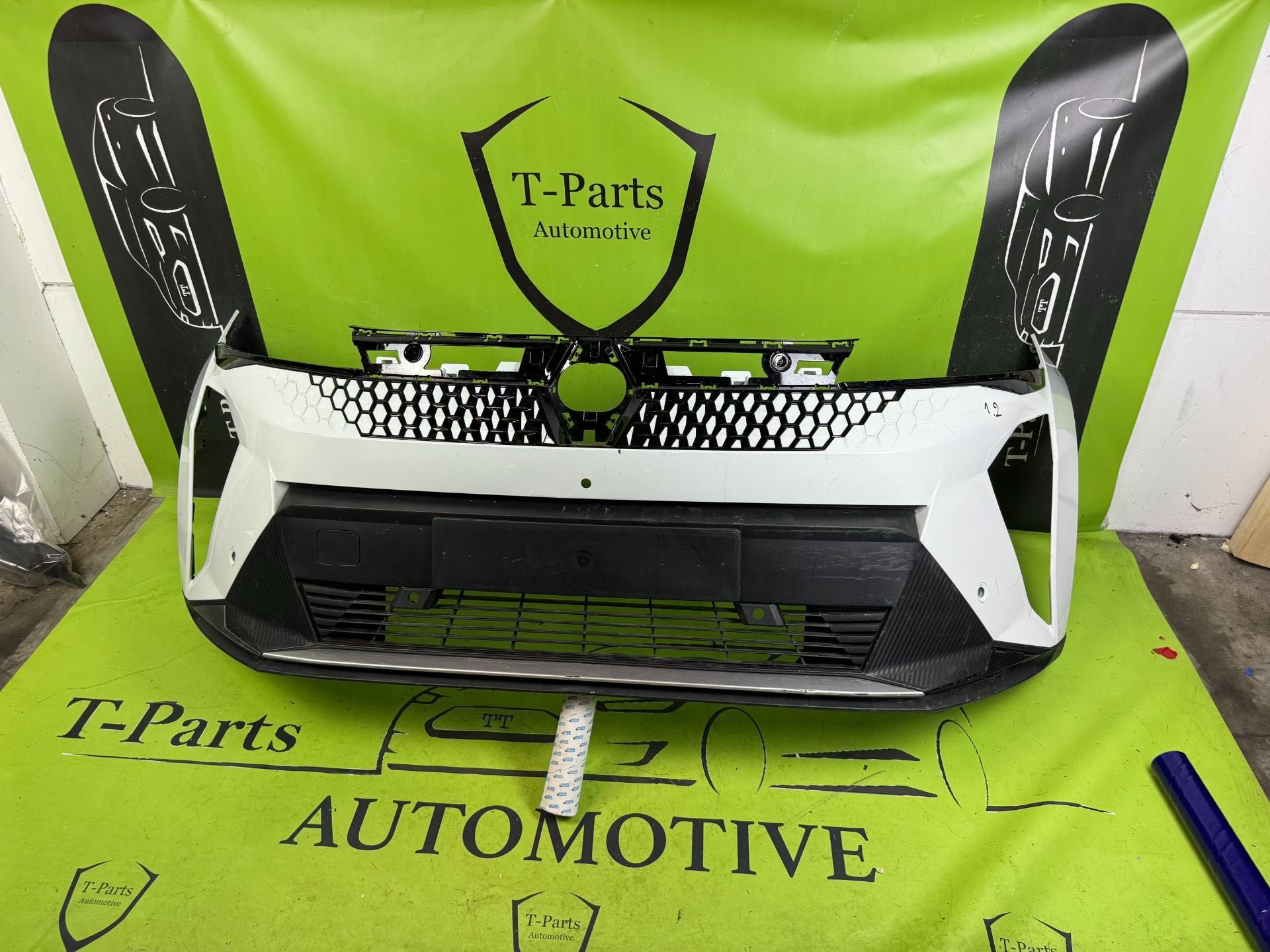 Pare-chocs avant Renault Scenic, Contact.group@renault.com, Pare-chocs, Renault, Avenue du General Leclerc 122bis
92100  Boulogne-Billancourt, FR