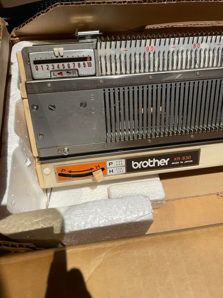 Breimachine brother KH-881 + dubbelbed KR830, Ophalen, Zo goed als nieuw