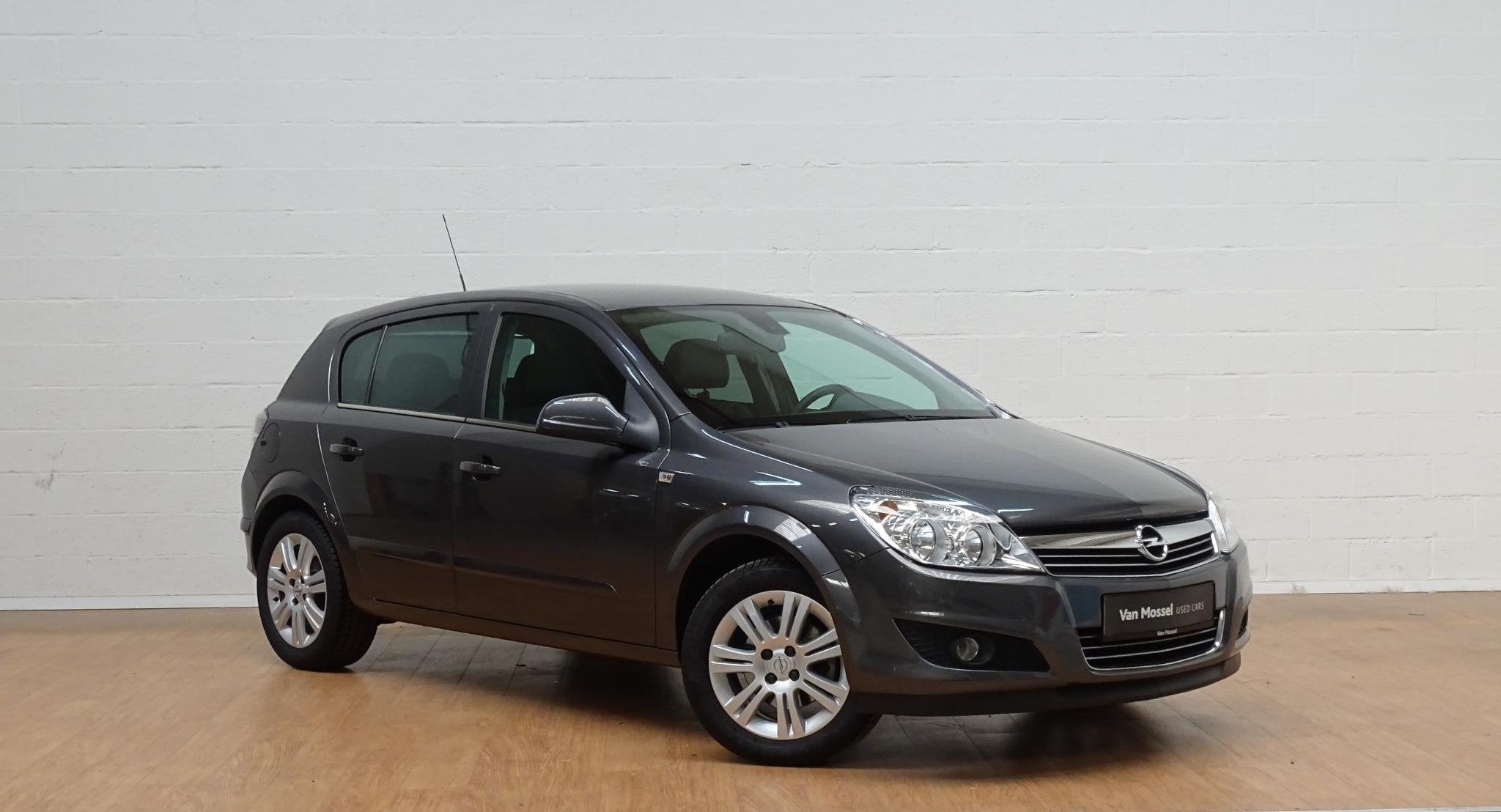 Opel Astra 1.4 16V Cosmo, Auto's, Voorwielaandrijving, Gebruikt, Zwart, 4 cilinders
