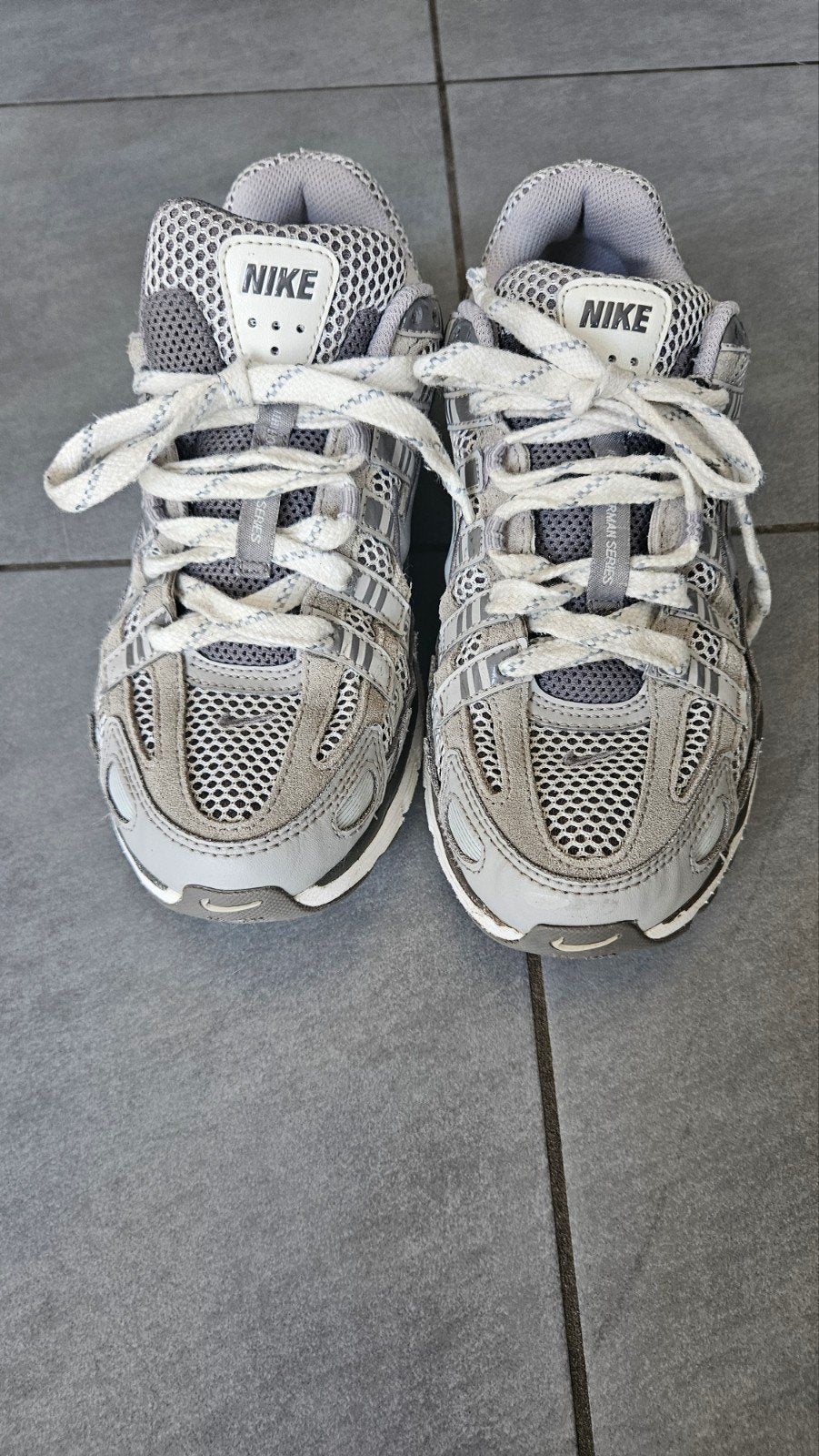 Grijze sneakers van Nike, Kleding | Dames, Schoenen, Ophalen of Verzenden