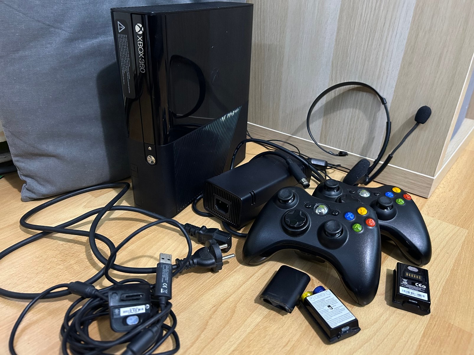 Xbox 360 E Black 500GB compleet met 2 officiële controllers, Games en Spelcomputers, Spelcomputers | Xbox 360, 360 E, Met 2 controllers