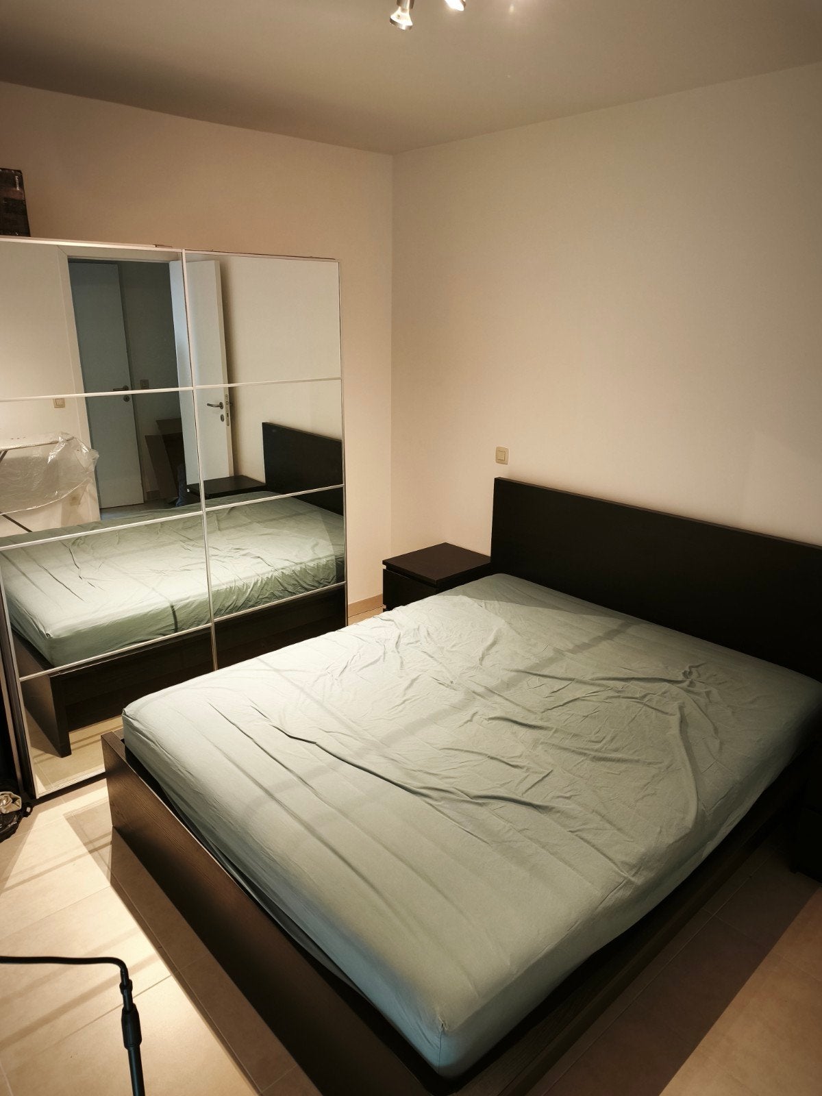 Slaapkamer,bed, 2 lattenbodems, 2 nachtkastjes, kleerkast, Ophalen