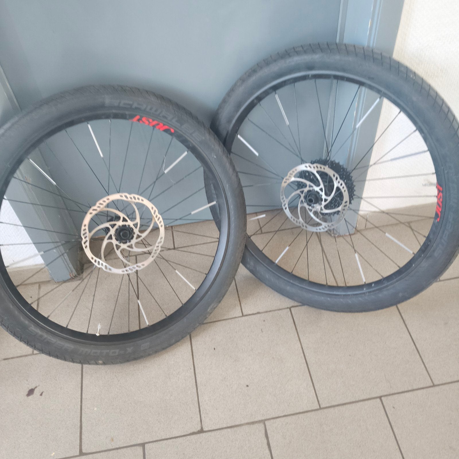 roue just moustache, Enlèvement ou Envoi, Roue