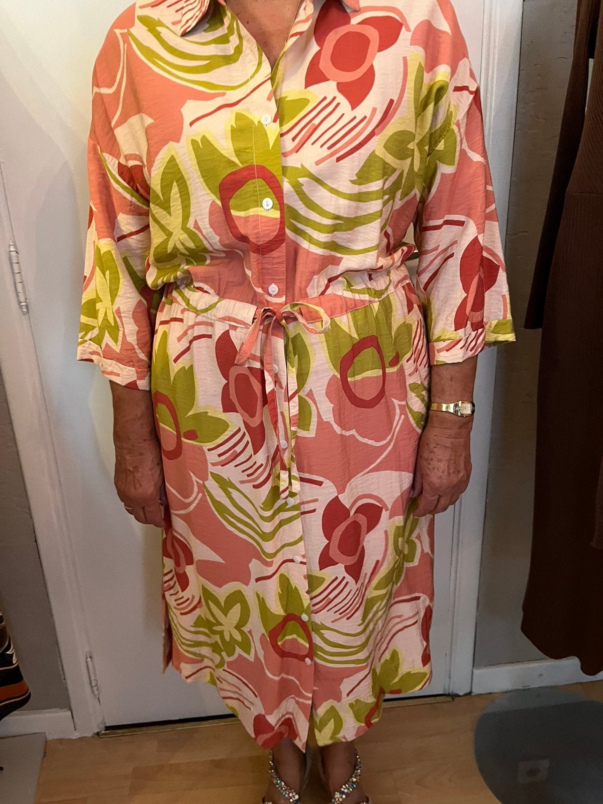 Robe cool en parfait état, taille ajustable M, Vêtements | Femmes, Robes, Enlèvement ou Envoi, Comme neuf, Taille 38/40 (M)