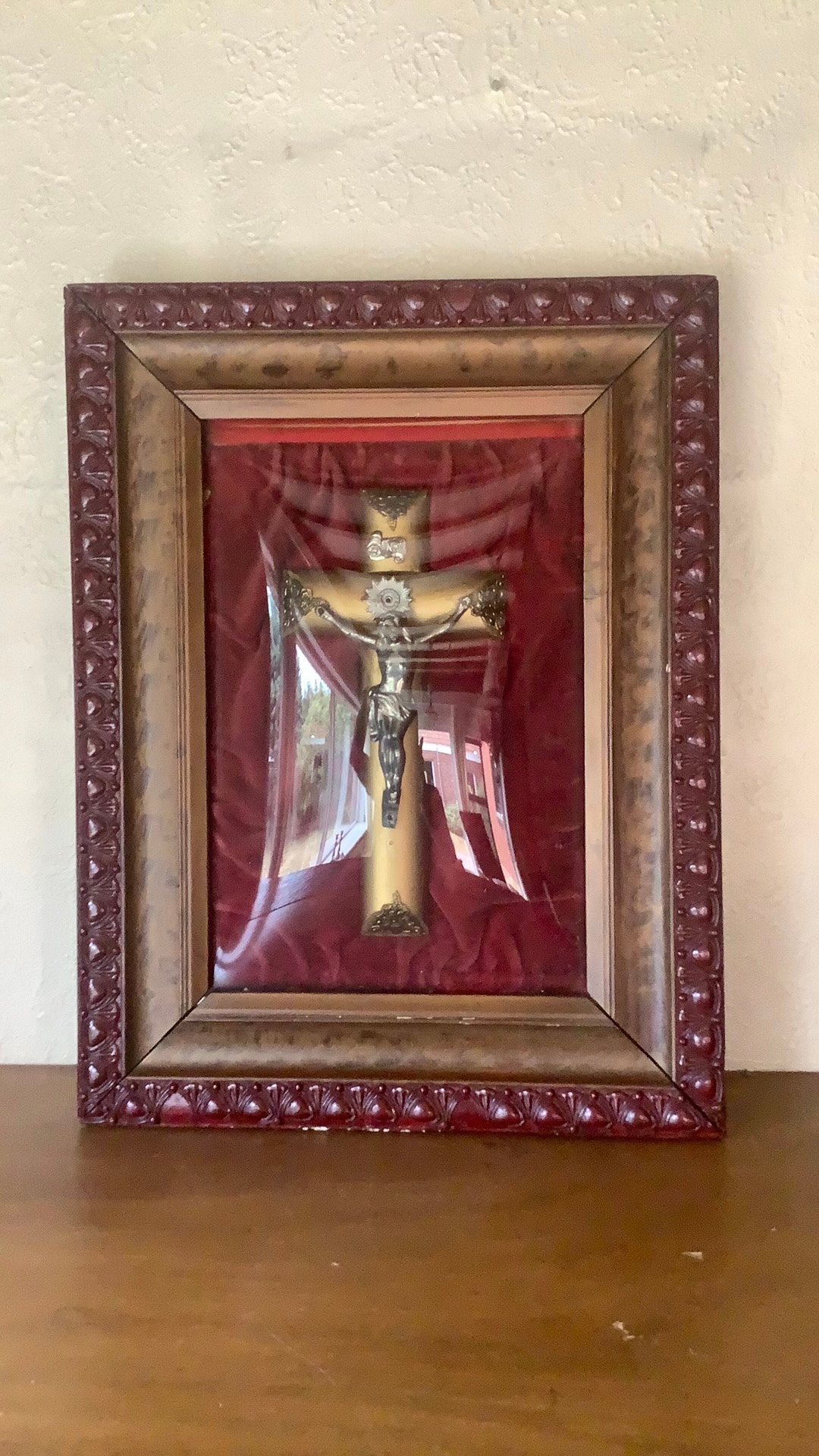 Crucifix, kruis in een houten lijst met glas, Enlèvement
