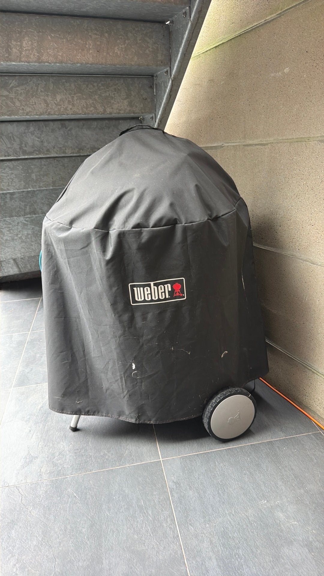 Weber houtskool barbeque 57cm incl hoes en aansteekmand, Ophalen, Gebruikt, Met accessoires