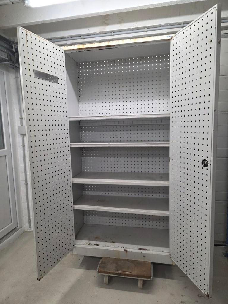 Stoere geperforeerde werkplaatskast – Overtoom, Ophalen