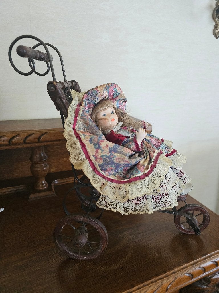 Antiek rieten poppenwagen met porseleinen pop, Antiek en Kunst, Antiek | Speelgoed, Ophalen