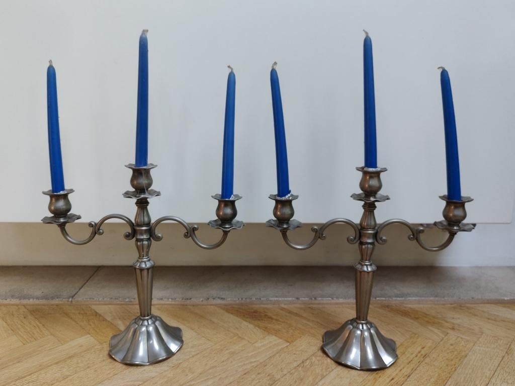 Chandeliers en étain, Enlèvement
