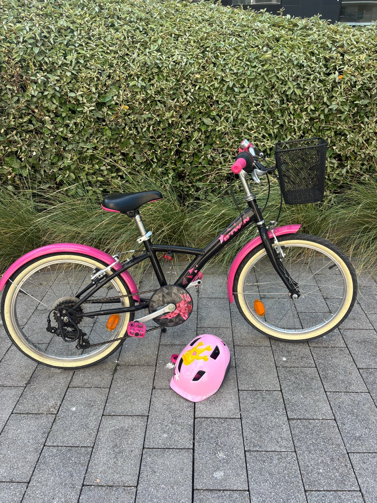 Kinderfiets met mandje en helm, Fietsen en Brommers, Ophalen, Gebruikt, 20 inch