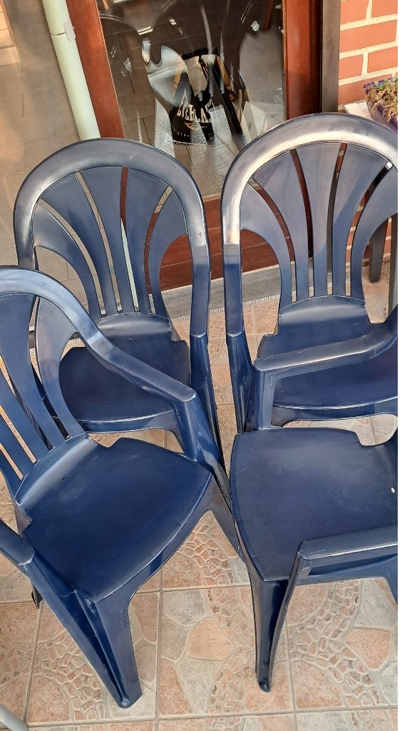 4 Chaises de jardin Bleues en PVC  En bon état ., Jardin & Terrasse, Enlèvement, Utilisé, Plastique, Empilable