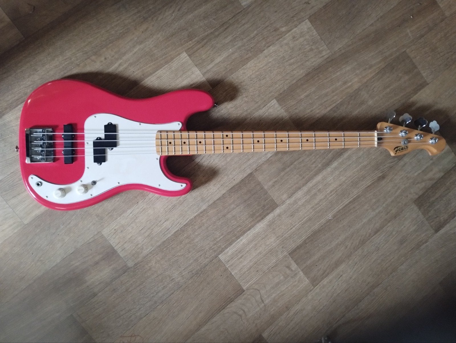 Fenix bass by young chang
de bass is van eind 80, Musique & Instruments, Enlèvement ou Envoi