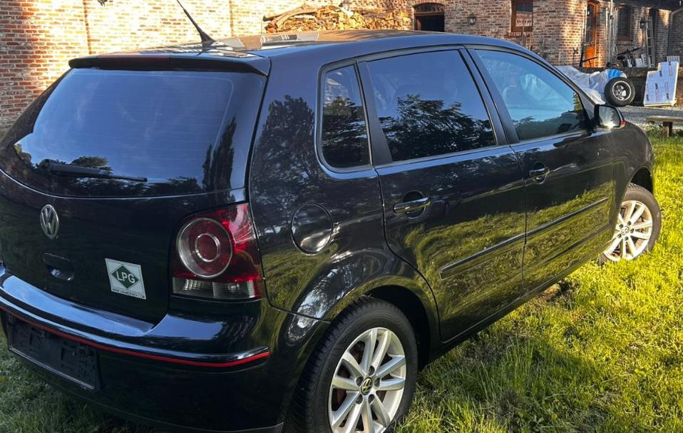 Volkswagen Polo 2009 Essence/GPL • Très bon état • 145.000, Autos, Euro 5, Boîte manuelle, Noir, 5 portes