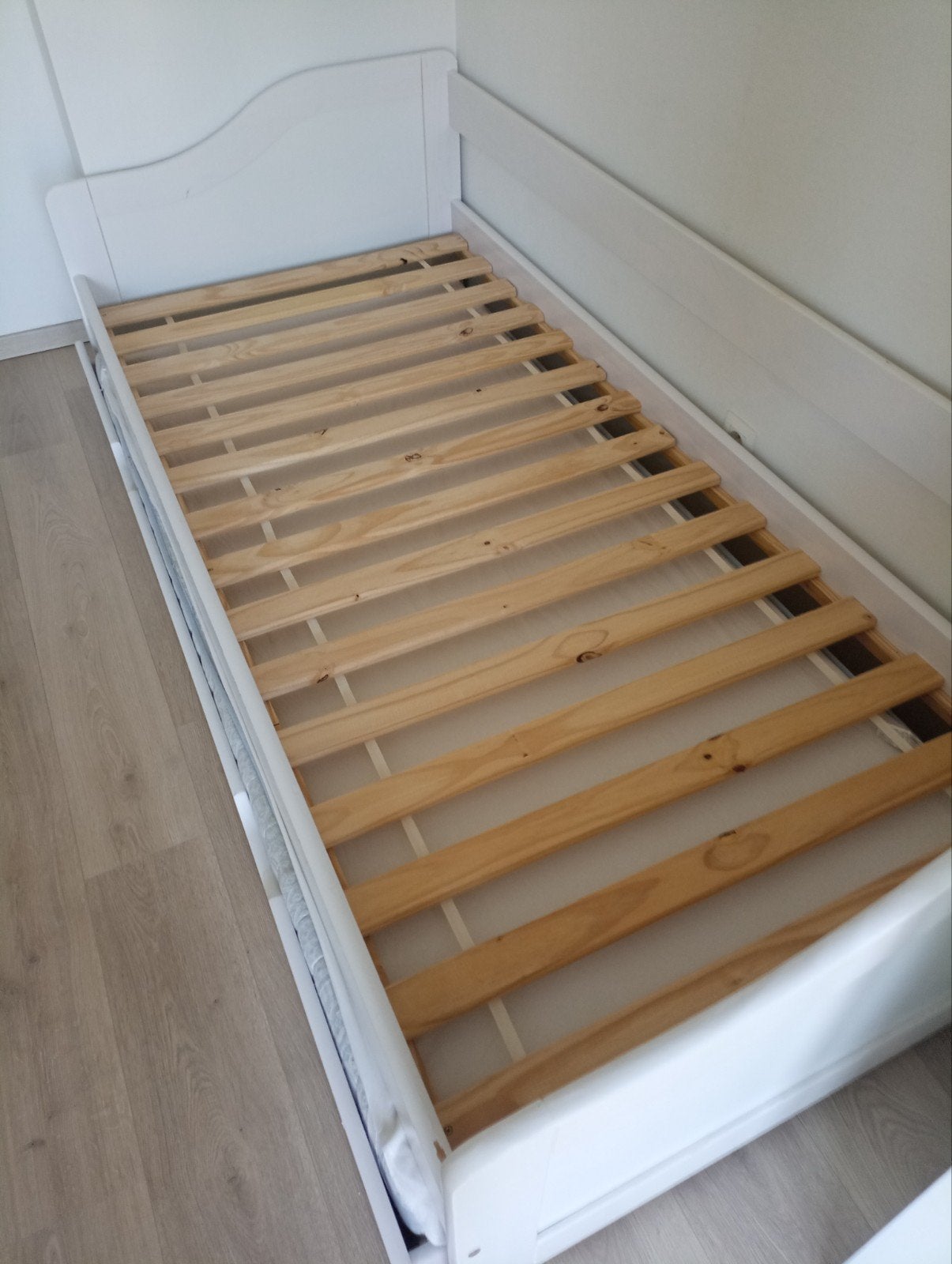 Eenpersoonsbed met uitschuifbaar onderbed, Ophalen