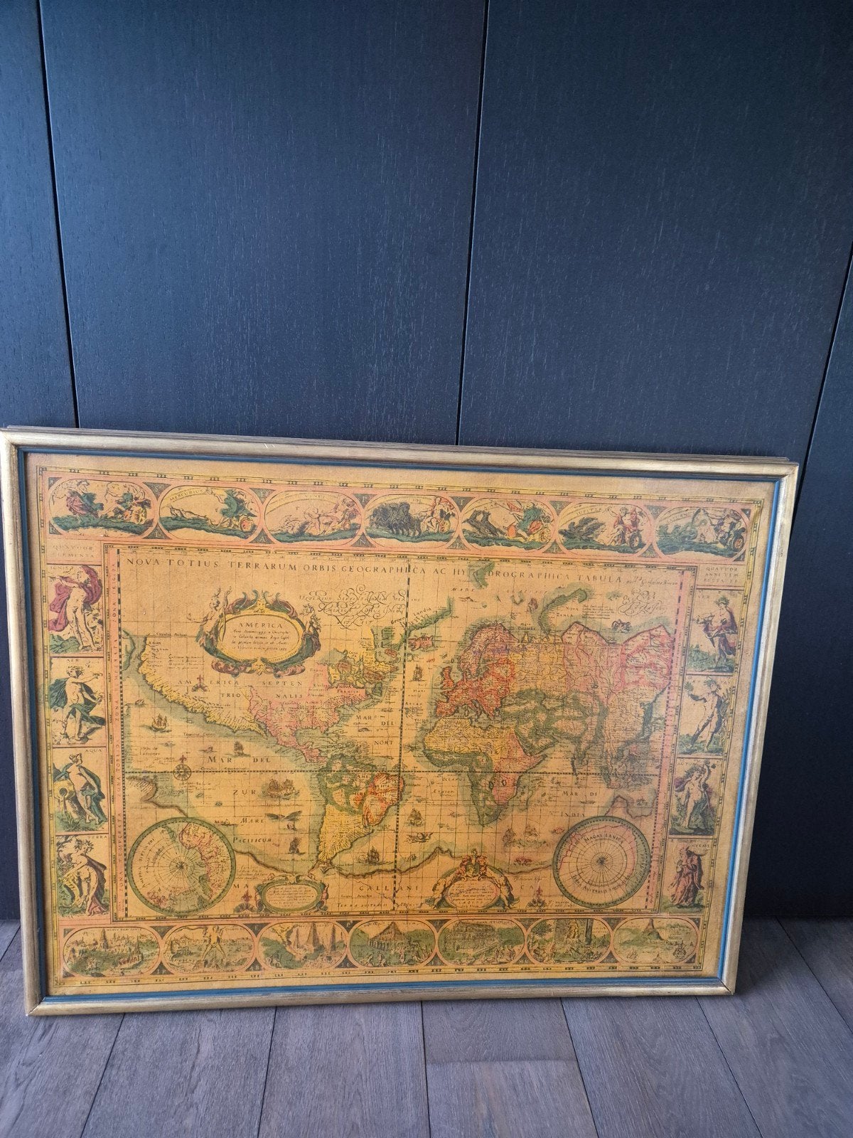 Wereldkaart op doek in goudkleurig kader, Ophalen, Doek