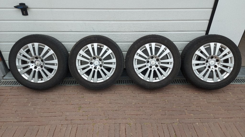 Jantes + pneus Mercedes 205/55 R16 d'origine, Autos : Pièces & Accessoires, Pneus & Jantes, 16 pouces, Véhicule de tourisme, Pneus été