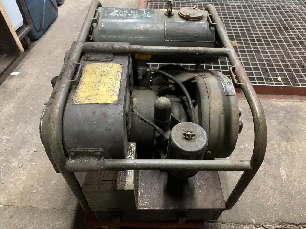Generator US ARMY power unit RE-210-R  1944, Verzamelen, Ophalen of Verzenden, Landmacht, Overige typen
