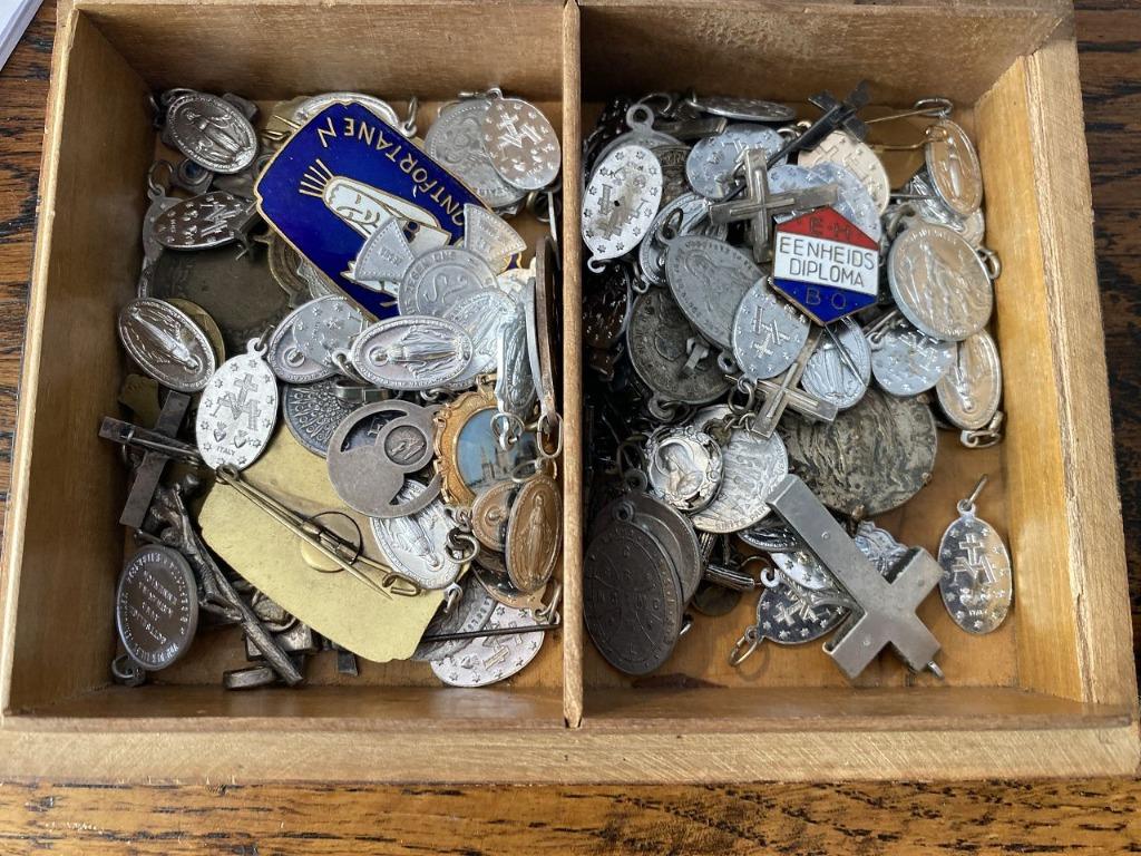 137 medaillons en 70 chapuliers, Ophalen of Verzenden, Gebruikt, Overige typen, Christendom | Katholiek