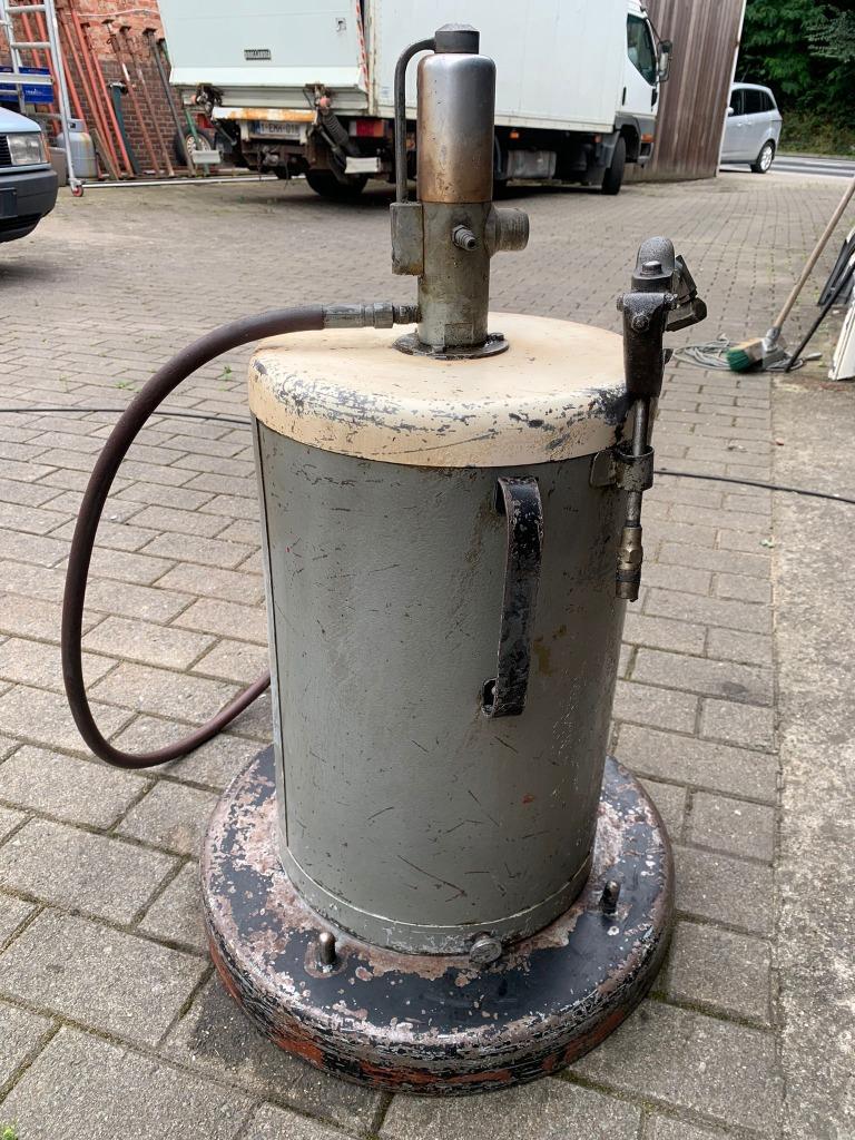 Pneumatische vetpomp, Ophalen