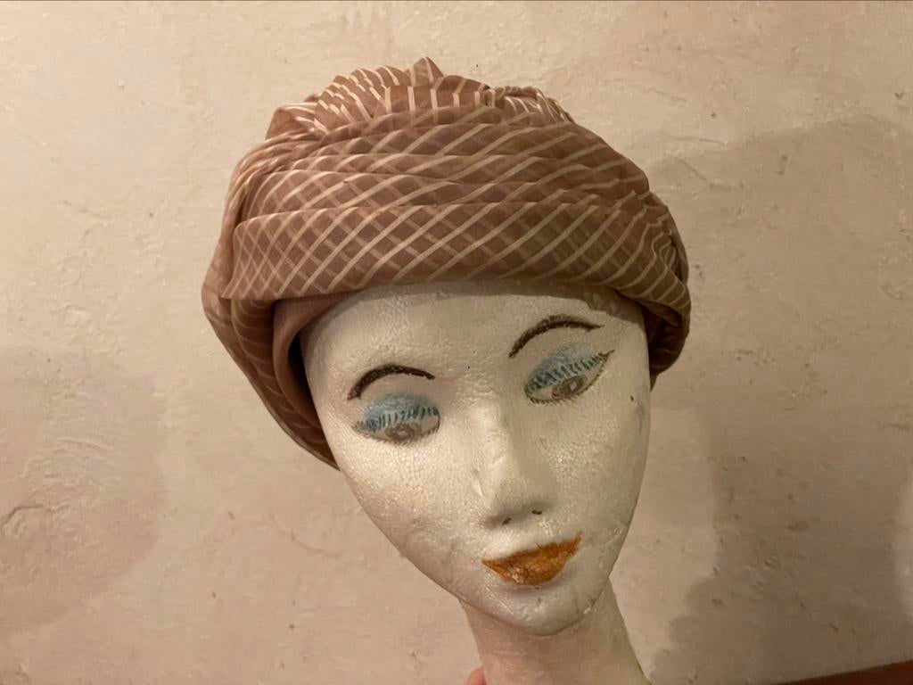 Vintage dameshoed “Mme Zwartjes Brugge” –  ’50 stijl, turban, Ophalen of Verzenden, Gedragen, Hoed