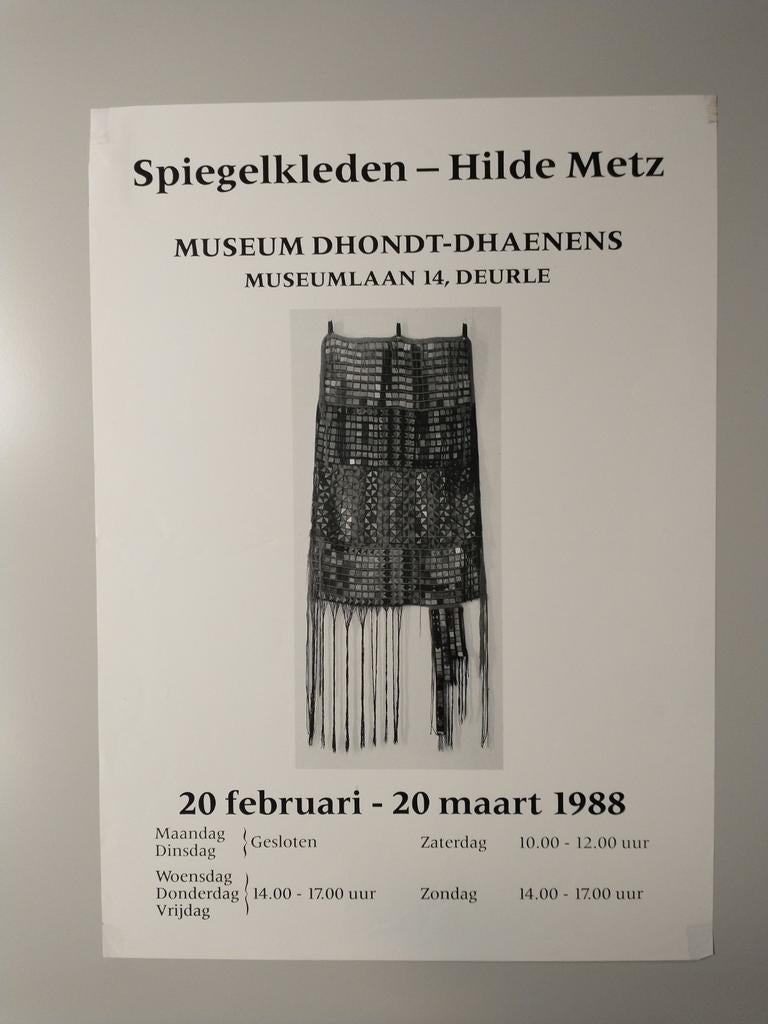 Hilde Metz - Spiegelkleden MDD Deurle affiche 1988, Collections, Posters & Affiches, Comme neuf, Enlèvement ou Envoi