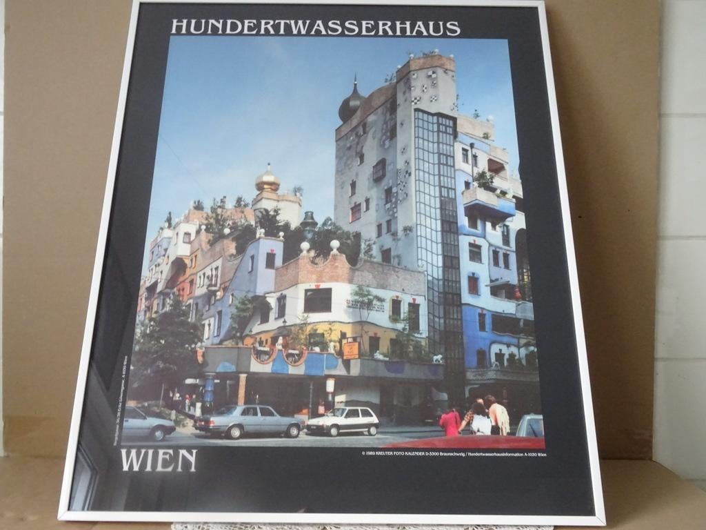 Curiosa vintage ingelijste poster Hundertwasser haus 5060cm, Antiek en Kunst, Ophalen of Verzenden