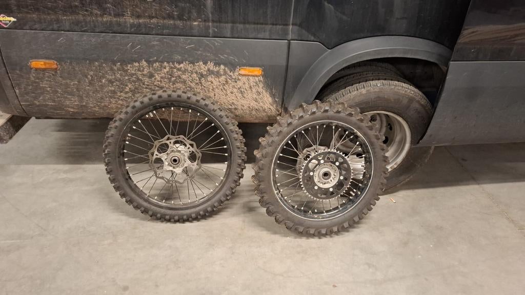 Set originele Ktm wielen met goede zandbanden erop, Motoren, Particulier