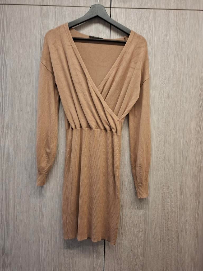 Robe Guess XS beige, Vêtements | Femmes, Guess, Enlèvement, Comme neuf, Beige