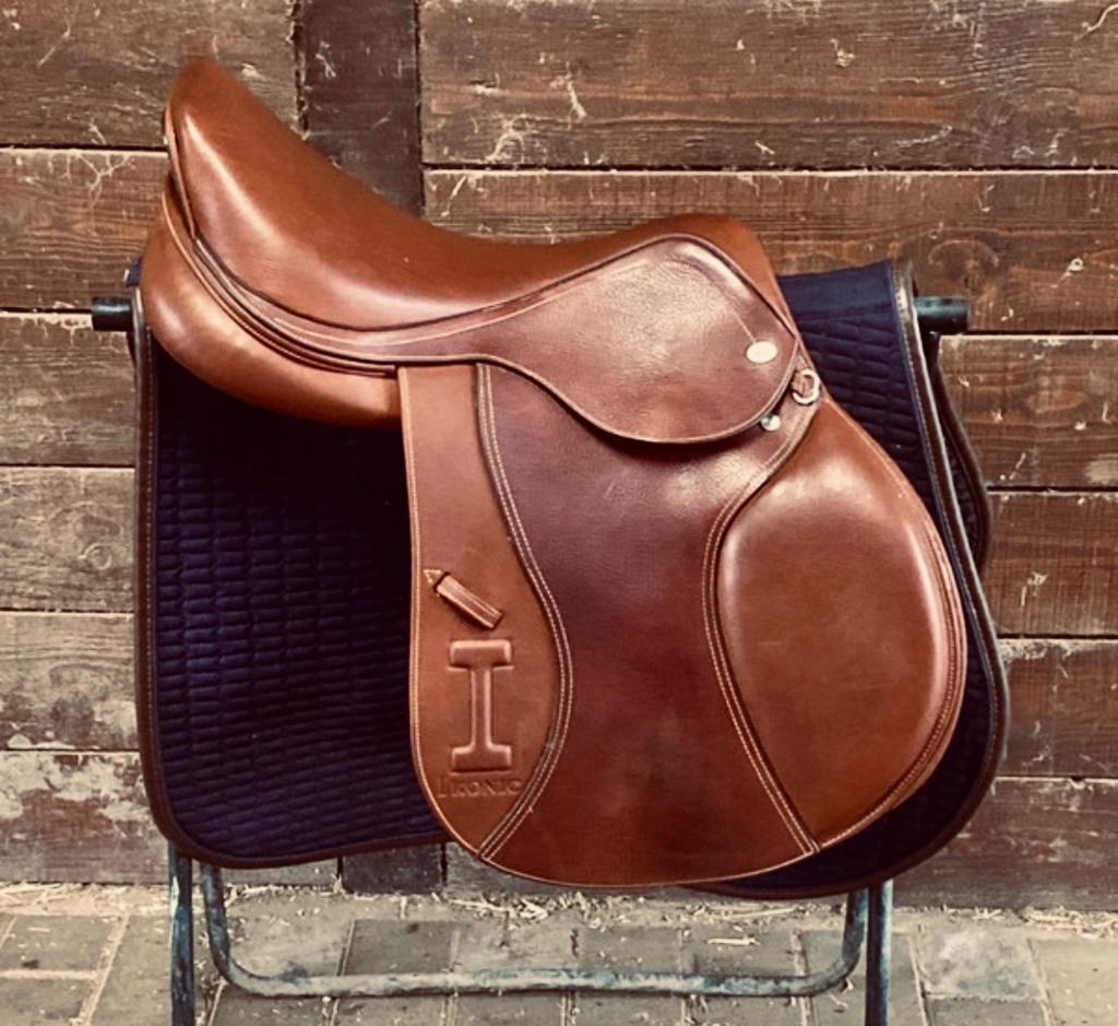 Selle ikonic cso pro élite carbone 17.5 neuve, Animaux & Accessoires, Chevaux & Poneys | Selles, Neuf, Obstacle, Enlèvement