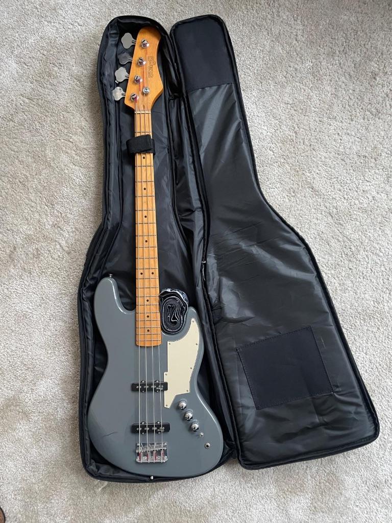 Basgitaar set Stagg + Laney versterker + hoes, Musique & Instruments, Instruments à corde | Guitares | Basses, Comme neuf, Électrique