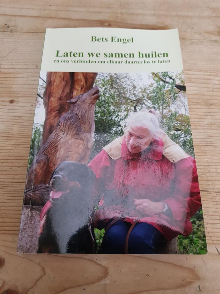 Bets Engel - Laten we samen huilen, Honden, Ophalen of Verzenden, Zo goed als nieuw, Bets Engel