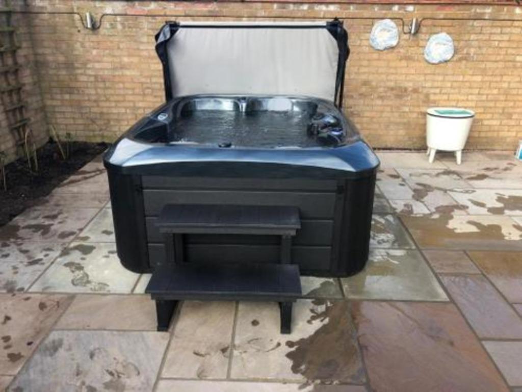 Nog 2 op voorraad💥jacuzzi 4 plaatsen in zwarte bluetooth+co, Ophalen of Verzenden, Nieuw