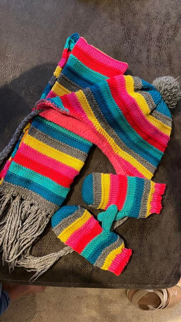 Mooi kleurrijke winterset voor kinderen - MT 6-8 jaar?, Kinderen en Baby's, Kinderkleding | Mutsen, Sjaals en Handschoenen, Gebruikt
