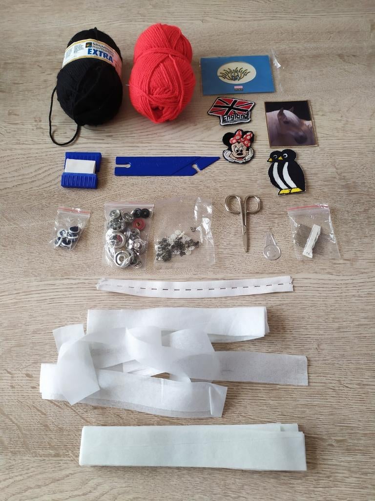Set naaiaccessoires, Hobby en Vrije tijd, Naaien en Fournituren, Zo goed als nieuw, Knoop of Knopen, Ophalen of Verzenden