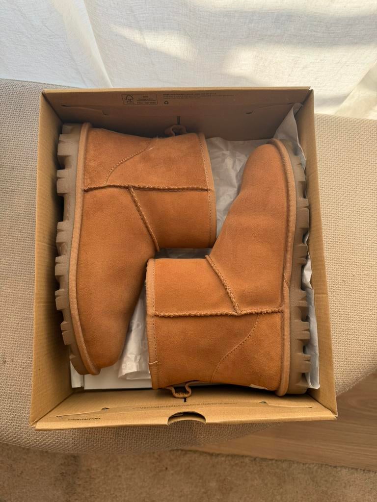 UGG essential mini, Kleding | Dames, Ophalen of Verzenden, Zo goed als nieuw