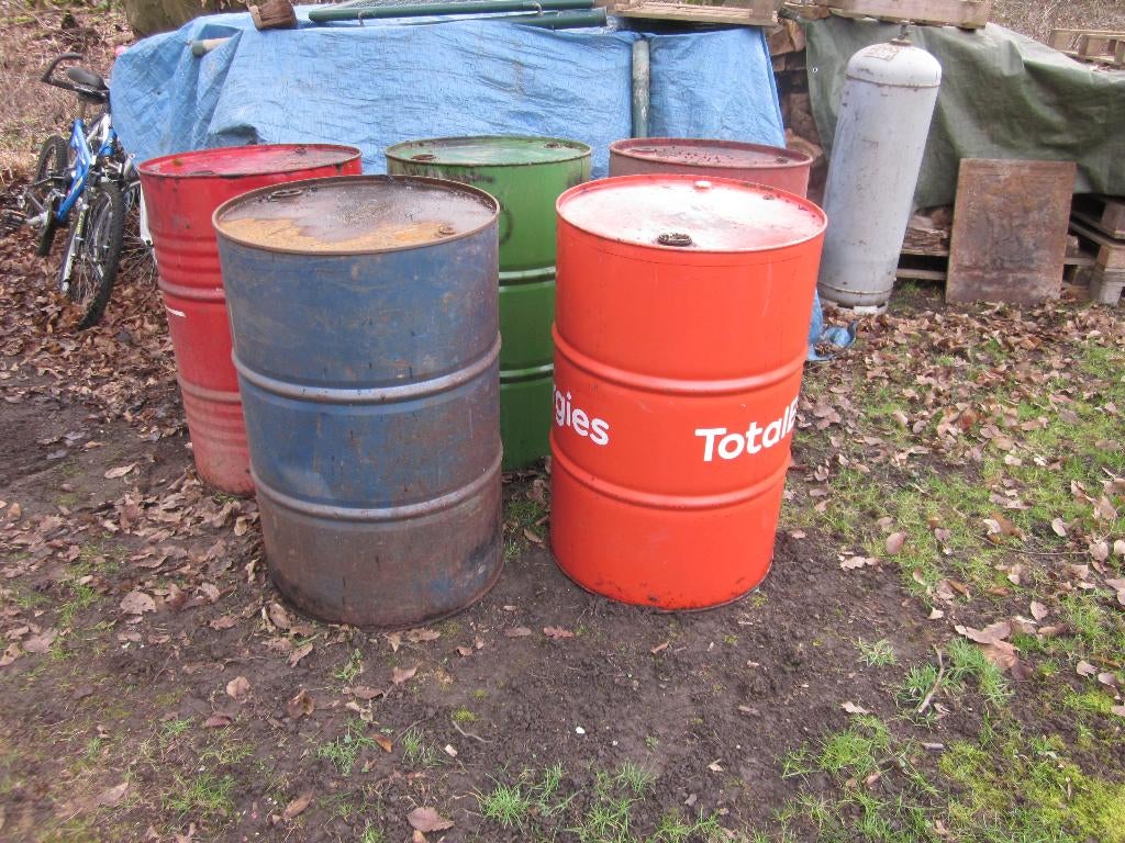 lot de 4 futs  de 200L, Ophalen, Gebruikt
