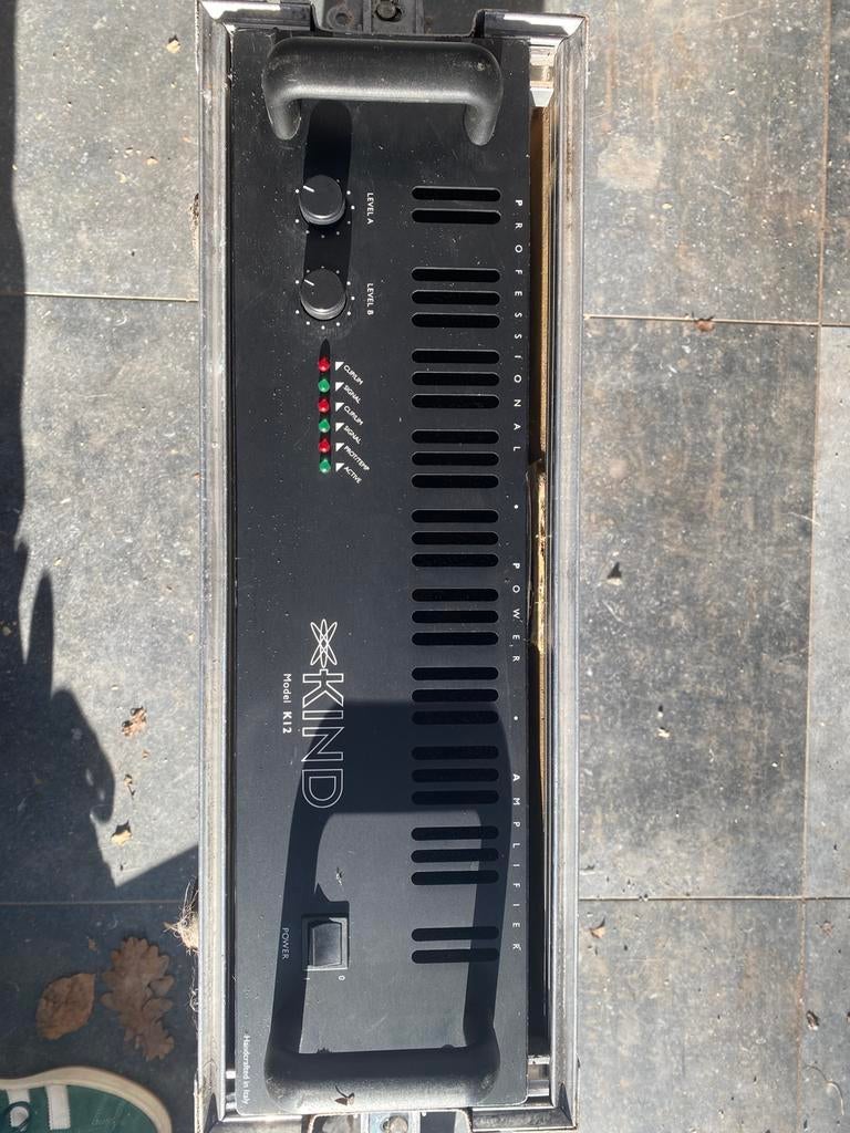 Amplificateur kind k12 en flightcase, Musique & Instruments, Enlèvement, Utilisé, 500 à 1000 watts, Ampli clavier