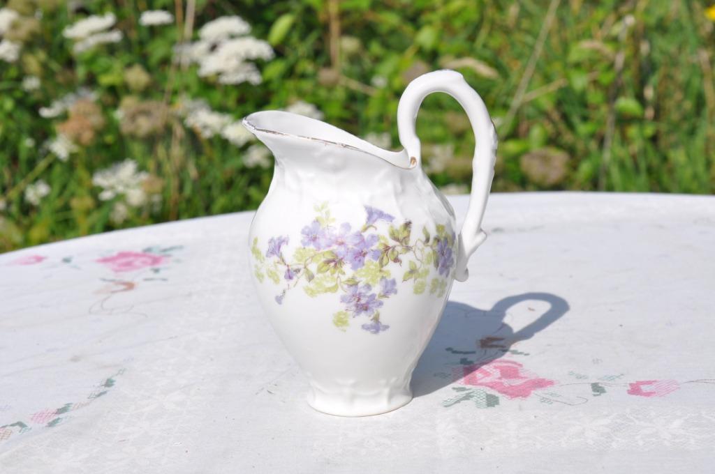 pot au lait porcelaine limoges decor violettes, Enlèvement ou Envoi