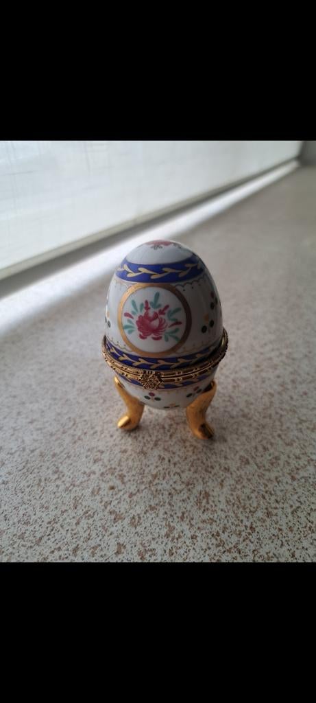 Porseleinen ei, blauw met wit en goud kleur, Ophalen