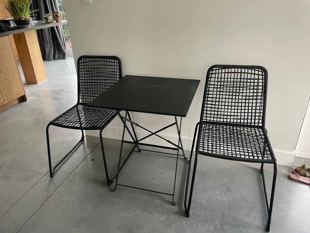 Zwart metalen bistroset met 2 stoelen – perfecte staat, Ophalen, Zo goed als nieuw, Kunststof