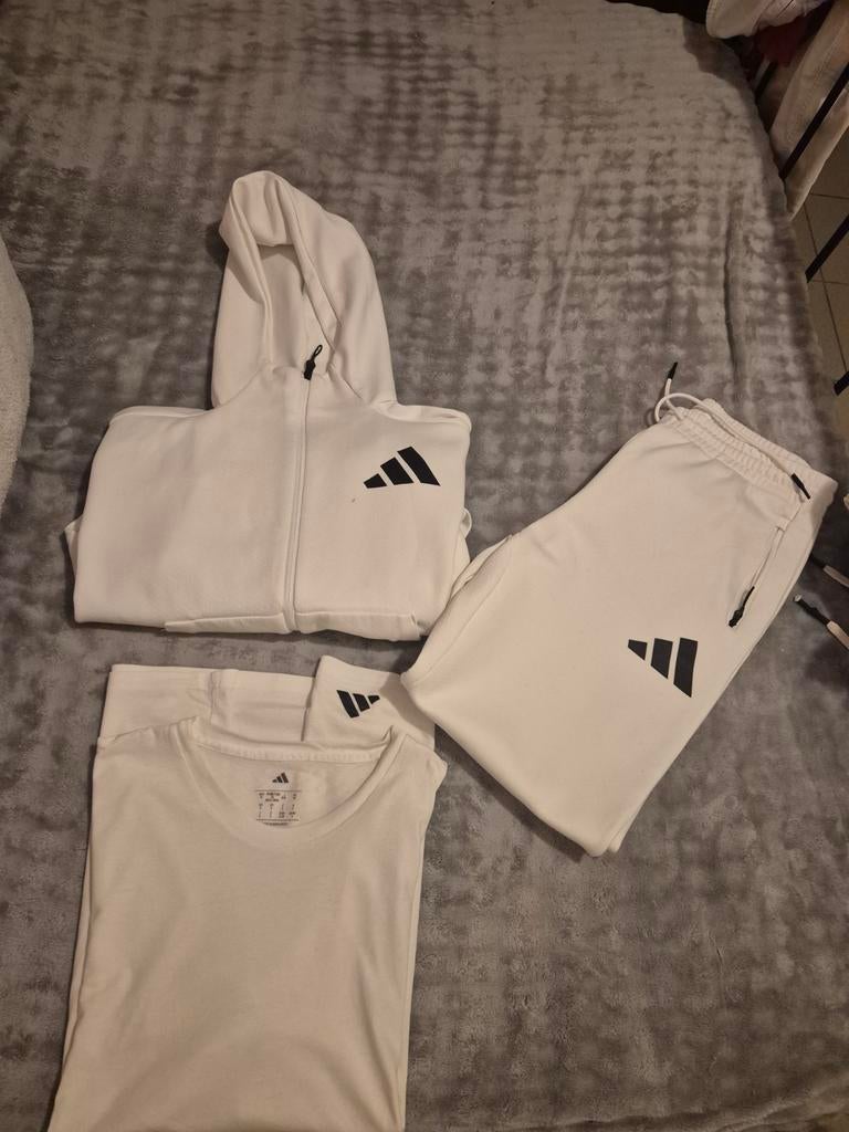 Ensemble survêtement adidas, Ophalen