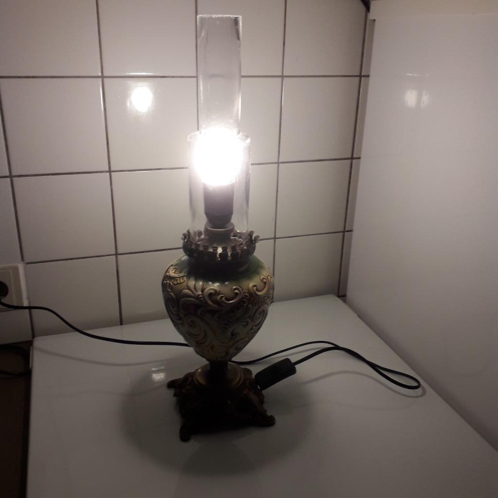 Tafel lamp, Enlèvement